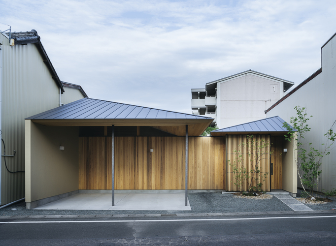 古くからの住宅が密集する街に建つ平家。 画像